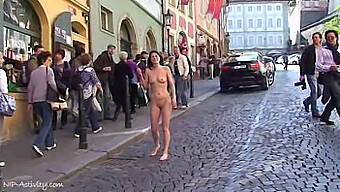 Exhibición Excitante Al Aire Libre De Desnudez Con Mujeres Cachondas En Las Calles