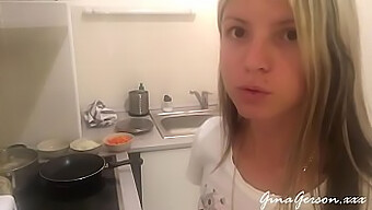 Loira Jovem Cozinha Um Novo Lote De Borsch Russo