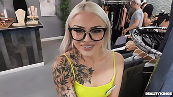 Nichole Saphirs Store Bryster Hopper Under Analsex Med En Reality-Konge