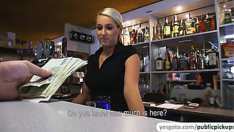 Lenka krijgt een facial in een bar terwijl ze haar lichaam laat zien.