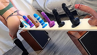 MILF pequena explora nova coleção de dildos com cavalgada intensa e clímax explosivo