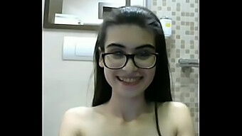 Une ado italienne se masturbe en webcam pour Exposedcams.cf