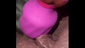 MilaJ explora las capacidades de un nuevo vibrador en su voluptuoso cuerpo