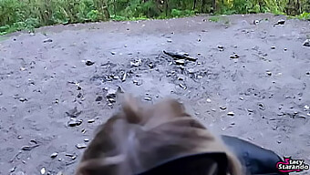 POV-video blondista, joka antaa julkisen suihinoton ulkona suuseksillä