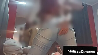 Melissa Devassa的男友嫉妒导致她紧身牛仔裤的热辣邂逅