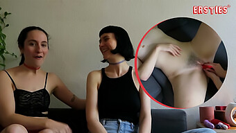 Perancang Busana Berlin Katie A Dan Delfine Menjilat Dan Meraba Satu Sama Lain Dalam Pertemuan Lesbian Yang Panas