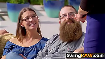 Οι ερασιτέχνες swingers συζητούν την ανταλλαγή και την επιλογή συντρόφου σε ένα reality show