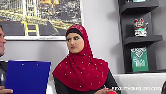 Abogada Árabe Recibe Una Sensual Mamada De Una Muslimah