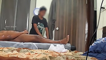 Surpresa De Spa De Uma Garota Assustada Em Um Eixo Ébano Pequeno