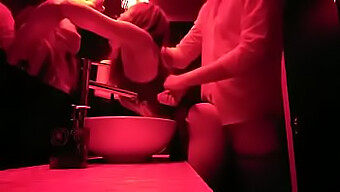 Encuentro Gay En El Baño De Un Club Capturado En Cámara