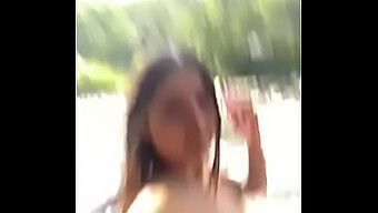 El Video De Nicollperv De Una Chica Amigable Mostrando Su Culo En El Río