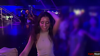 Adorable Chica Es Penetrada En Cada Agujero De Un Baño De Una Discoteca