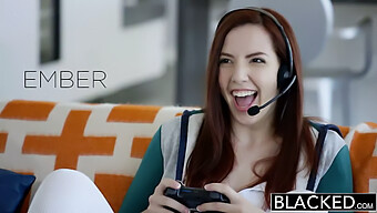 Blacked: Ember Stone, La Fille Nerd, Vit Sa Première Fois Avec Un Homme Noir