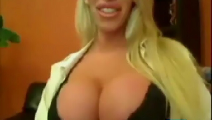 Série webcam amateur avec une blonde et ses gros seins naturels