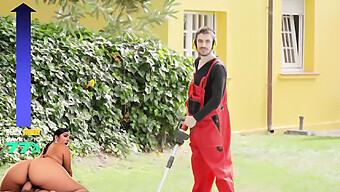 Sara Retali Og Sara Diamante Forfører Jordi Med Deres Vellystige Figurer Og Engagerer Sig I En Varm Trekant Med Ham, Herunder Nogle Forbløffende Orale Fornøjelser