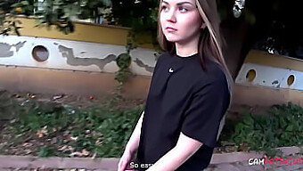 Anya este blocată într-un copac în acest videoclip porno hilar