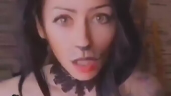 Một Bà Mẹ Dâm Đãng Có Hình Xăm Trong Một Video Solo Có Chủ Đề Halloween.