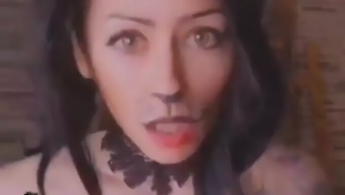 Ibu tiri bertato dalam video solo bertemakan Halloween.