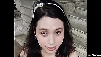 美丽的变性人danithecutie在公共厕所展示她的大罐子和她的屁股