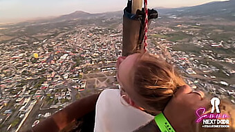 Alexxx Next Door Et Sa Petite Amie Ont Une Rencontre Romantique Dans Un Ballon À Air Chaud